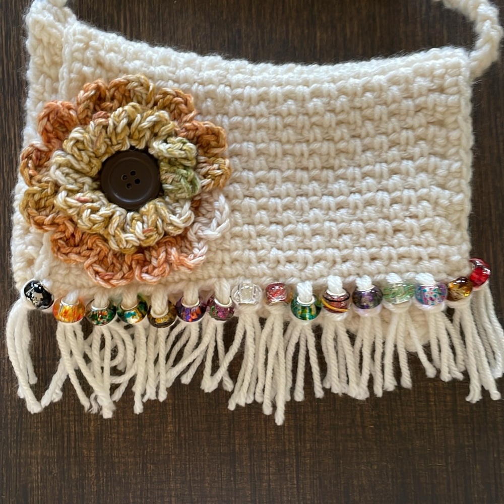 HAND CRAFTED CROCHETED FOLDOVER FRINGED BEADED FLOWER CROSSBODY Cream Boho-Chic - Picture 2 of 8